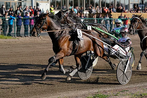 Kuvassa Mika Forssin ajama Bond Eagle lähestyy starttikuntoa.