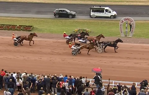 Valko Jenilat työntyy ykköseksi ohi Aubrion du Gersin. Kuva: Equidia Live