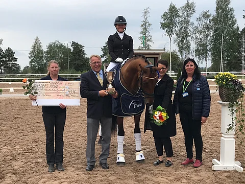 Håkan Wahlman luovutti shekin Siiri Kyrölle ja Dewdrop's Johnny Deppille, jonka ovat kasvattaneet Saara Vuokila ja Minna Virtanen.