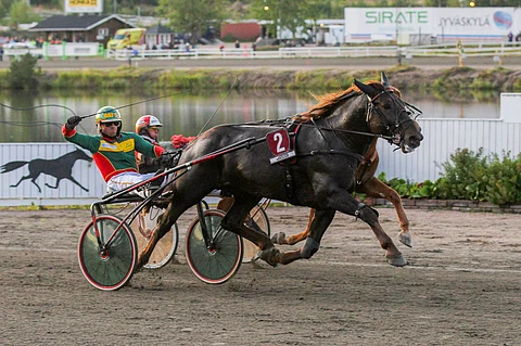 Jani Suonperä juhli derbyn voittoa.