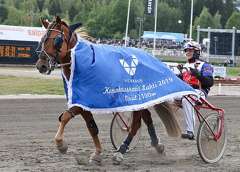 Tähen Toivomus johtaa kuninkuuskilpailua avauspäivän jälkeen.