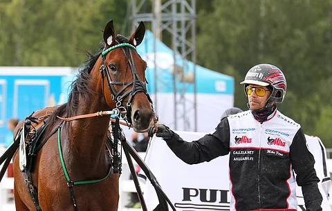 Donna Leonoran vakikuskina toimi tamman alku-uralla Mika Forss. Perjantaisen voiton ohjasti Antti Teivainen.