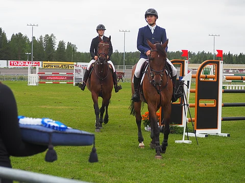 John Antell pääsi pokkaamaan palkinnon ensin, Fanny Blanck hyvä kakkosena. Kuva: Stiina Ikonen
