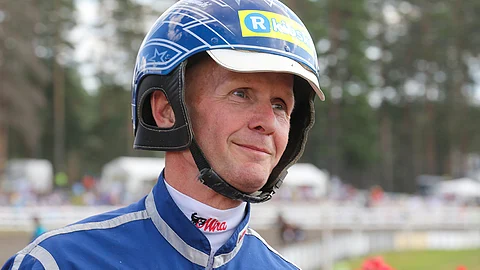 Juha Länsimäki loukkasi itseään Ylivieskassa.