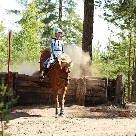Veera Peltokangas ja Hiljalan Fantom. Kuva kesältä, mestaruudet kilpailtiin sateisissa merkeissä.