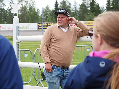 Tomas Kiviranta miettimässä vähän Aristotelesta, enemmän sarjavälejä.