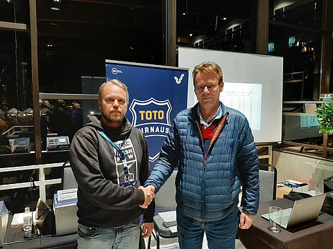 Finaaliin selvinnyt kaksikko Jarkko Eklund - Kim Alapekkala paiskasi kättä kisan päätteeksi.