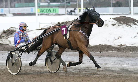 Metsämäen ajajaliigaa ylivoimaisesti johtava Olli Koivunen ajoi Pasi Pörstin suojattia.