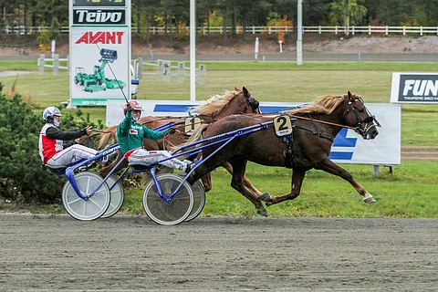 Parvelan Retu rutisti väkisin ohi Stallonen loppumetreillä.