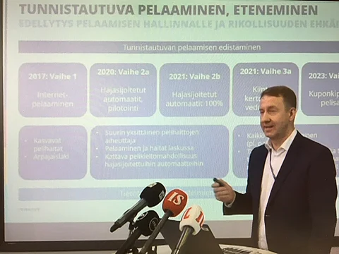 Pekka Ilmivalta Veikkauksesta avasi tunnistautumisprosessin etenemistä tiedotustilaisuudessa. Kuva: IS.fi.