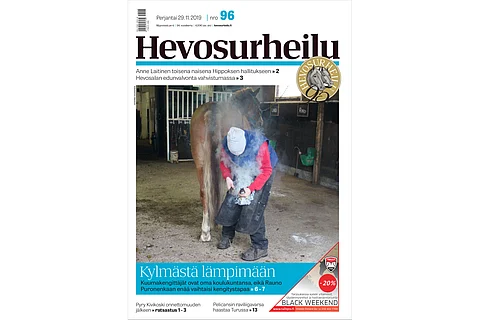 Kaviosta nousee valkoinen savu, mutta hevosen ilmekään ei värähdä. Kannen kuva: Johanna Heinonen.
