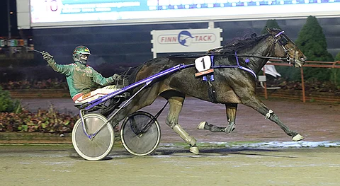 Jukka Torvinen tuuletti iloisesti St. Legerin arvokasta voittoa.