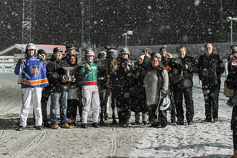 Marschall Matchin onnellisia omistajia ja taustavoimia voittajaseremonioissa.