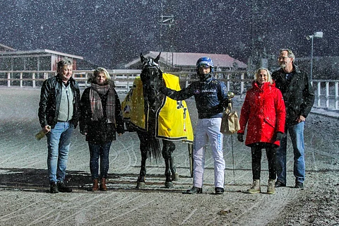 Olli-Pekka Holopainen pääsi muiden taustavoimien kanssa voittajakuviin Westcoast Skipperin kanssa.