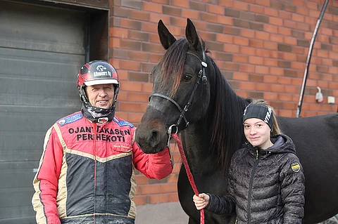 Isän ja tyttären yhteistyö kantoi hedelmää Rovaniemellä, kun Elina Pakkanen ajoi Tuomas Pakkasen valmentaman Bella Follon voittoon. Pakkasten kanssa tässä kuvassa Moonlight Dream.