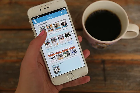 Hevosurheilun mobiilisovelluksella digilehden pääsee lukemaan missä päin maailmaa tahansa. Kuva: Hanna Laakso.