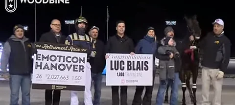 Emoticon Hanoverille pidettiin tunteikkaat jäähyväiset, hevosen vieressä Luc Blais ja Liisa Vatanen. (Kuva: Woodbine Replays)