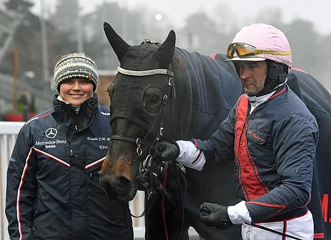 Tutut kasvot Vincennesin voittoseremonioissa Kirsi Manninen ja Jean-Michel Bazire. Tässä Noble Dollyn kanssa. Kuva HU arkisto: