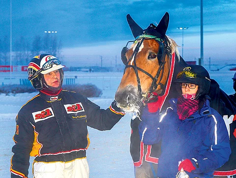 I.P. Vapari ja Harri Kotilainen ovat tuttu näky voittajakehässä. Ori on kerännyt nyt 16 voittoa 62 startissa.