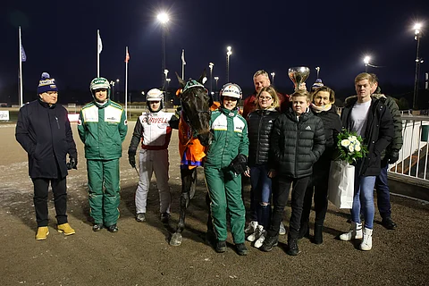 T.Rexin suupielessä ruunan hoitaja Annika Aalto vieressään omistavan kimppatallin osakkaita.