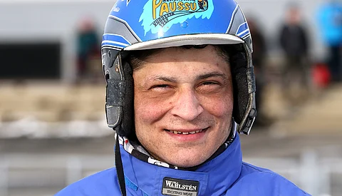 Henri Bollström ohjasti taidokkaasti Mikkelin raveissa. Nyt ykkössijoja hänellä on tälle vuodelle kasassa 19.