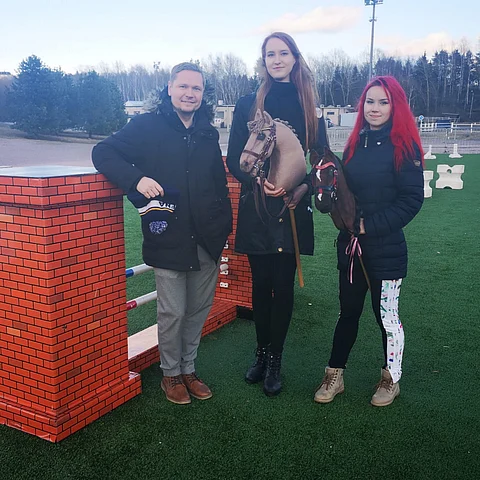 Vermon Heikki Häyhä ja keppihevosharrastajien edustajat Vilma Virtanen ja Alisa Aarniomäki uskovat yhteistyön rakentavaan voimaan. Kuva: Vermo