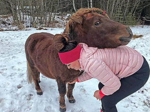 Kolmivuotiaaksi kääntynyt Jalo Herman ja Viivi Mattinen leikkivät kotitarhassa. Jalo Hermannia saadaan kohta ihastella radalla.