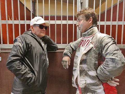 Kuva vuoden 2019 Elitloppetista. Tänä vuonna Timo Hulkkonen ja Iikka Nurmonen keskustelivat Ruotsin ravien taktiikasta puhelimen välityksellä Suomen ja Ruotsin välillä. Kuva Totofoto