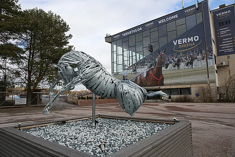 Vermossa odotetaan ravien jatkumista hyvillä mielin. "Innostuneet fiilikset on. Se on myös tärkeää, että kaikki onnistuu hyvin ja hygieniajutut toimii", kilpailupäällikkö Miika Lähdeniemi pohtii.