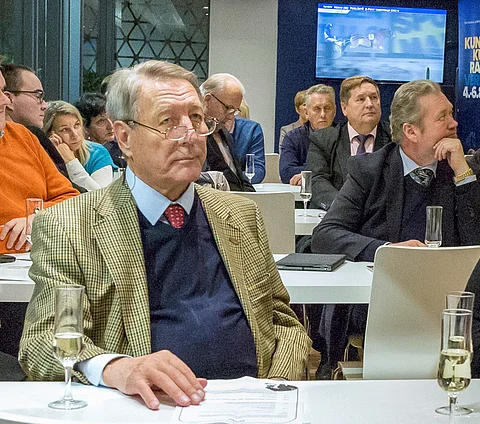 Hevosalan toimijat välittivät vuonna 2018 Vermossa viestiä kansanedustajille. Kauko Juhantalo oli eturivissä. Kuva: AP