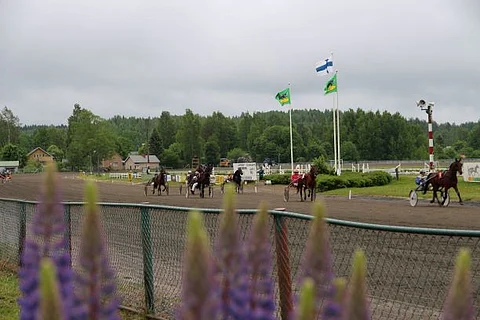 Riihimäen raviradan keskellä sijaitseva kouluratsastuskenttä koki kovimmat kolhut. Arkistokuva HL