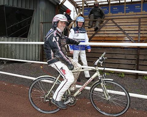 Antti Teivainen testasi uusitun kaviouran ensin hevosella, sitten polkupyörällä. "Hyvin sopi siihenkin hommaan", Teivainen huikkasi. Vermon valmentajat Pekka Korpi ja Pertti Puikkonen seurasivat performanssia kaarteesta. Kuva: Jarno Unkuri.