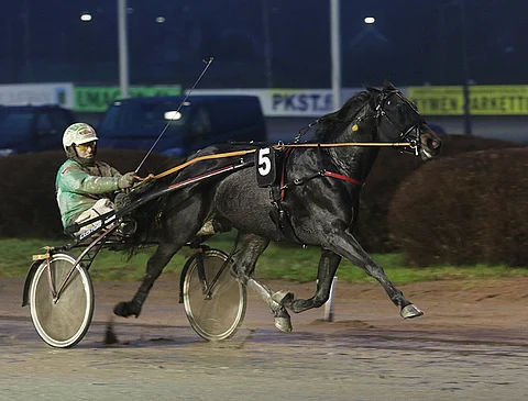 Brazen Leonore viime marraskuussa Kouvolassa Ari Moilasen ajamana.