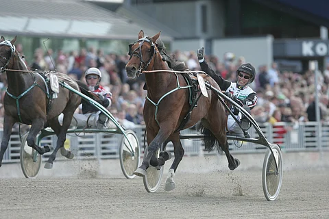 Millstone's Eager ja Mika Forss juhlivat vuoden 2008 Harper Hanovers loppin voittoa, Örjan Kihlström tyytyy toteamaan tilanteen kolmanneksi kirivän Triton Sundin rattailla. Kuvan ulkopuolella sisäradan Hoof Beats sijoittuu toiseksi. Kuva: Totofoto.