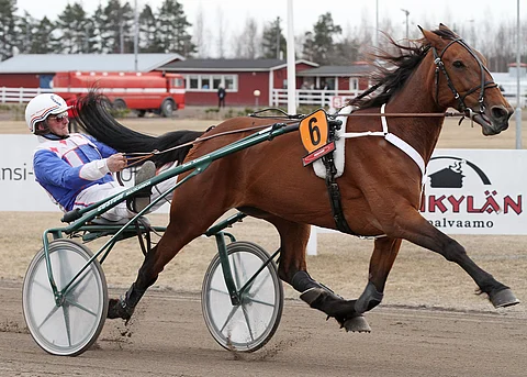Amazing Soul ja Jukka Kinnunen kuvattuna Porin Toto76-raveissa huhtikuussa 2017.