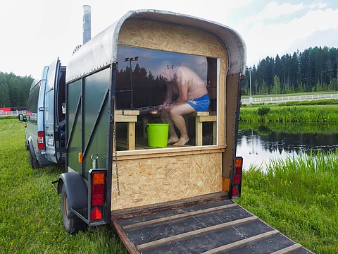 Timo Jakola testasi tuoreen hankintansa, hevoskoppisaunan, Jokimaan raviradan sisäkentällä. Kuvat: Stiina Ikonen