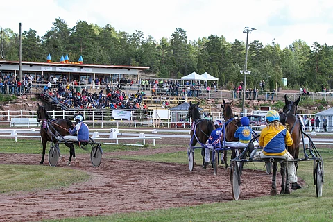 Maarianhaminan kausi jää tällä tietoa koronan takia kaksien ravien mittaiseksi. Toiset ravit ajetaan 26. syyskuuta.