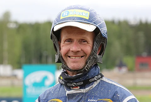 Juha Länsimäki ohjasti Selanteen voittoon ennen poikansa Jonnyn kuskaamaa Madam's Viggo Boyta.