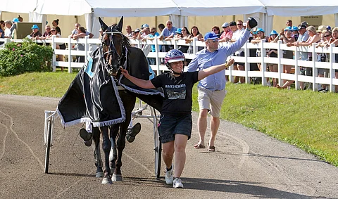 Petri Salmela ja hoitaja Anne Raatikainen tuulettivat vuonna 2019 Makethemarkin St Michel -voittoa.