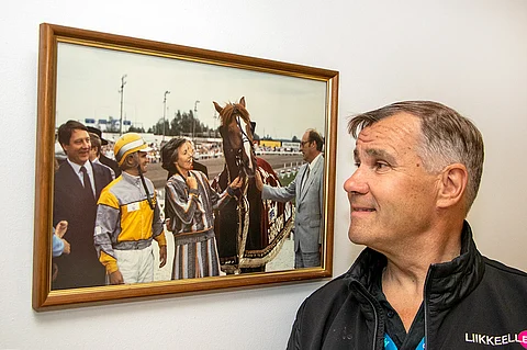 Seinäjoen raviradan toimistossa olevassa kuvassa Antti Teivainen ja Tellervo Koivisto iloitsevat Valomerkin voitosta. Kuva: Anu Leppänen