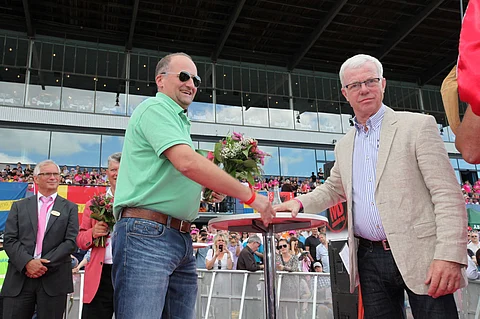 Jim Frick seremonioissa Elitloppetissa. Hän ojensi voittokukat vuoden 2014 Jim Fricks lähdön voittajan Neslands Loken omistajalle Trond Helge Strandskogenille. Kuva: Jarno Unkuri