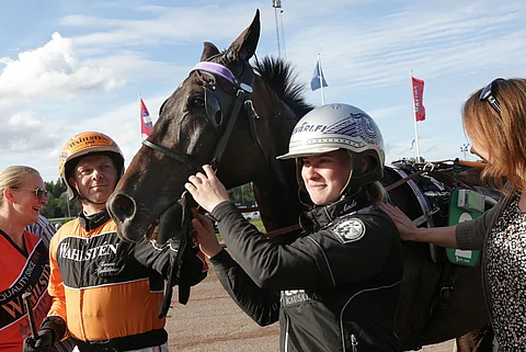 Tommi Kylliäisellä ja Aada Salolla kelpasi hymyillä voittajakuvissa Tanpopon kanssa.