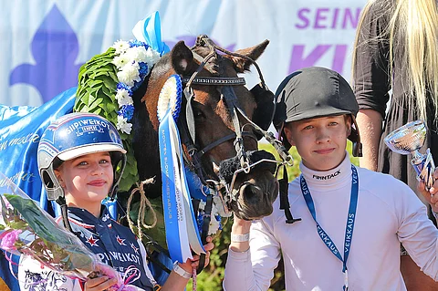 Ilona Rekilä ja Tuukka Varis juhlivat Euforian A-ponien montén Suomen mestaruutta 1.8.2020.
