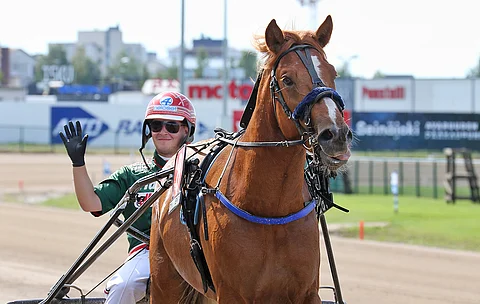 Hannu Torvisen kelpasi istua Kinderin kyydissä myös Jyväskylän voittostartin jälkeen. Tässä kuvassa Kinderi voitettuaan Pikkuprinssin vuonna 2020.