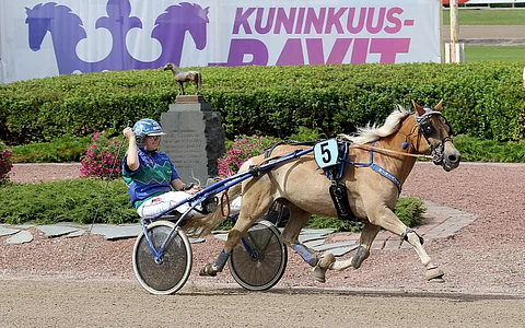 Pinja Iltasella oli jälleen varaa tuulettaa Miniatyrin rattailla. Kuva: Anu Leppänen
