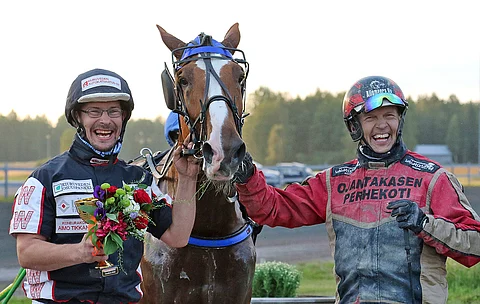Roni Waarna ja Tuomas Pakkanen ottivat yllätysvoitosta ilon irti.