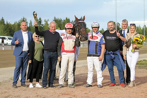 Cameleo Pressin taustavoimat pääsivät tuulettamaan voittajaseremonioihin.