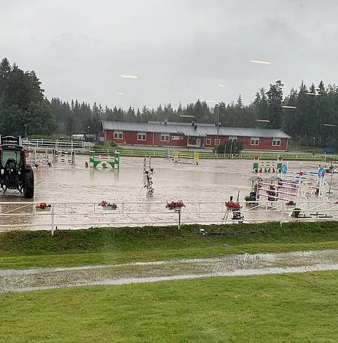 Tampereen Ratsastusseuran lyhenteen TRS on joskus naljailtu tulevan sanoista Taitaa ruveta satamaan.