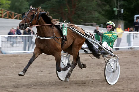 Effronte Photo oli Jukka Torvisen kanssa voittotuulella.