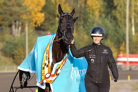 Johanna Kyläkoski haki tänään Lexus Dreamin Viikistä kotiin. Kuva: AL